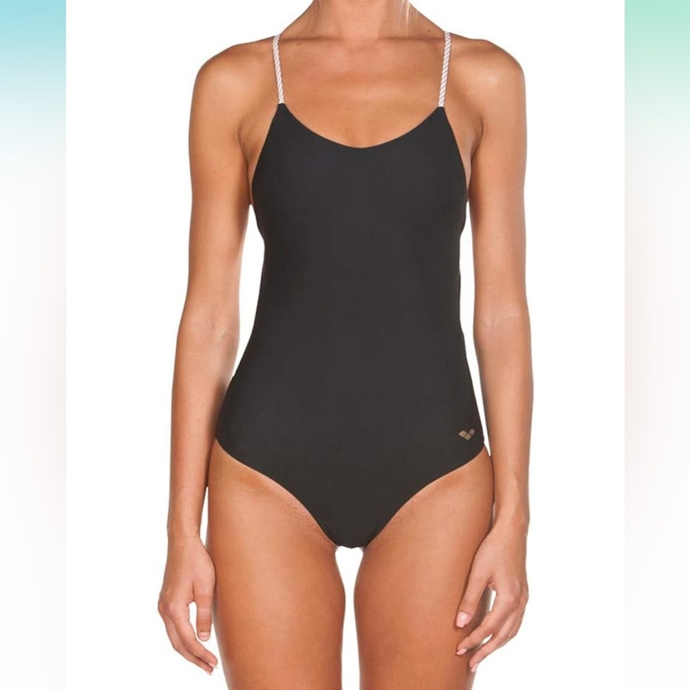 Arena women’s twist back one piece swimsuit